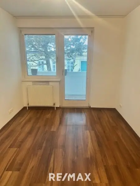 Schlafzimmer mit Ausgang zur kleinen Loggia