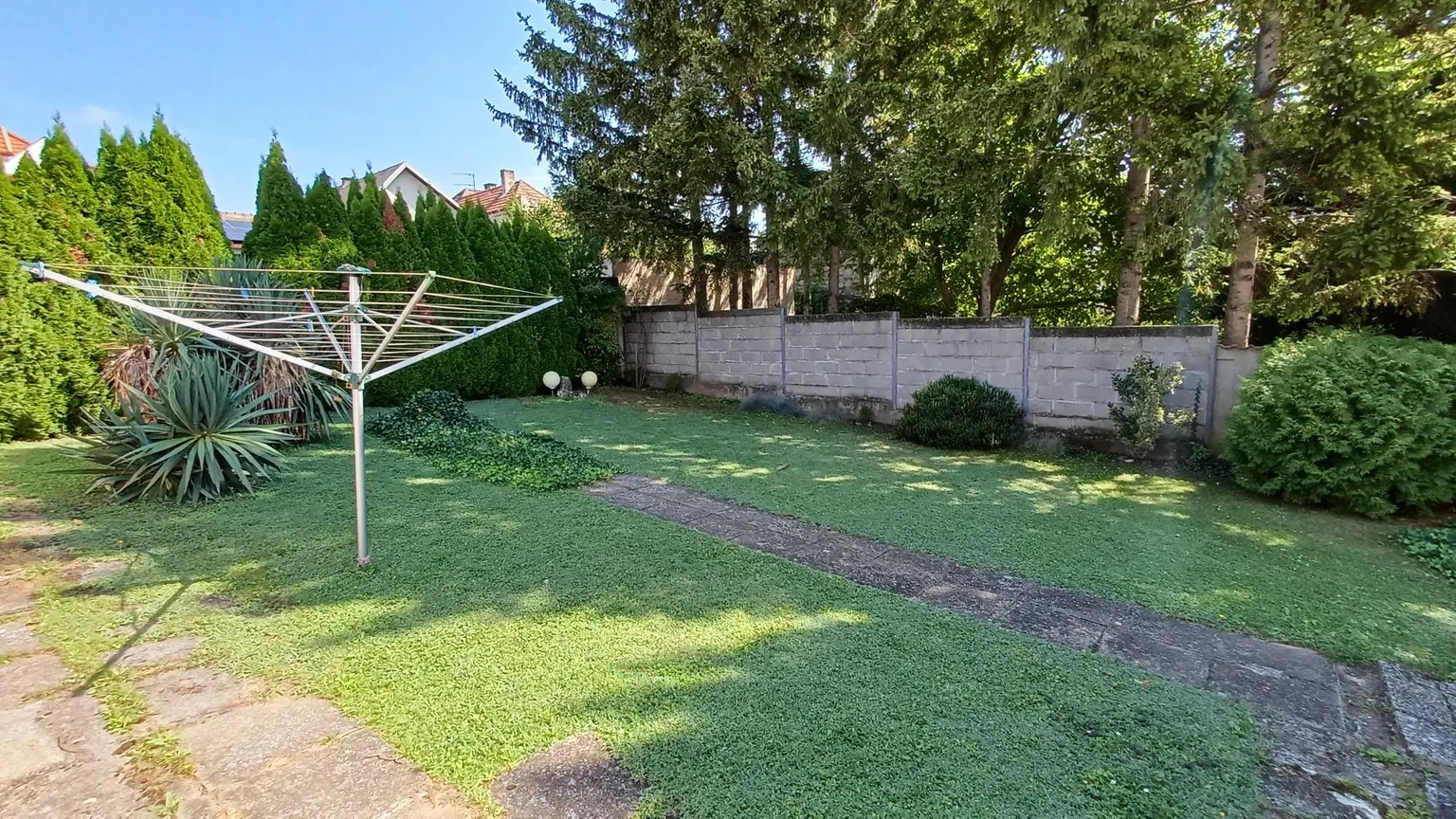 Einfamilienhaus, teilunterkellert mit Nebengebäuden und Garten