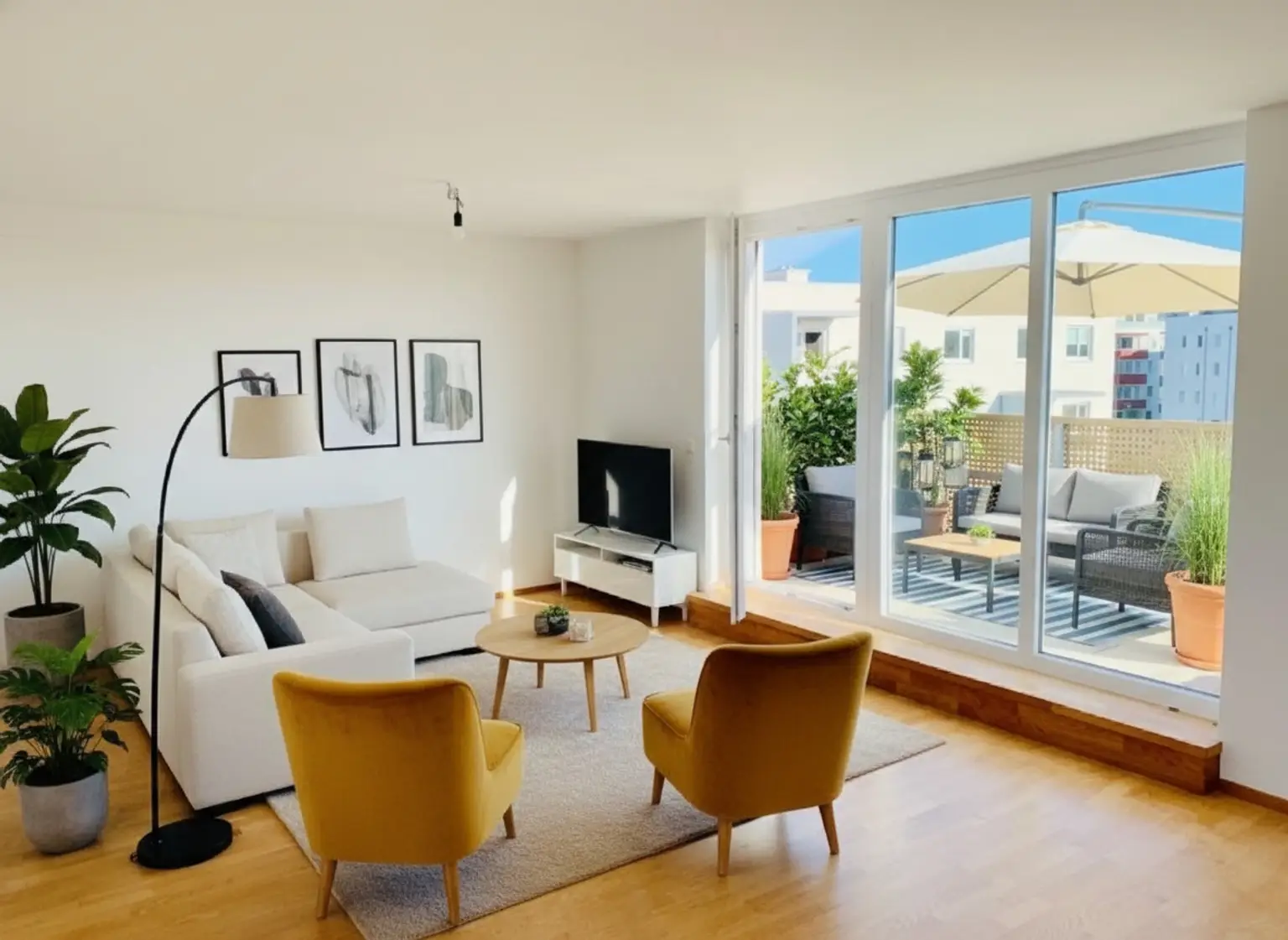 Wohnbereich mit Blick zur Terrasse: KI eingerichtet