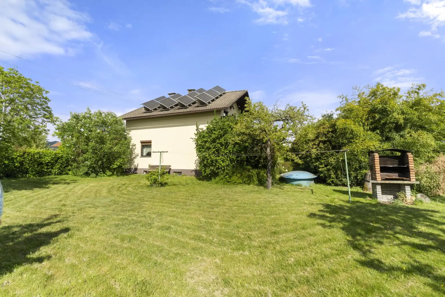 Außenansicht samt Garten