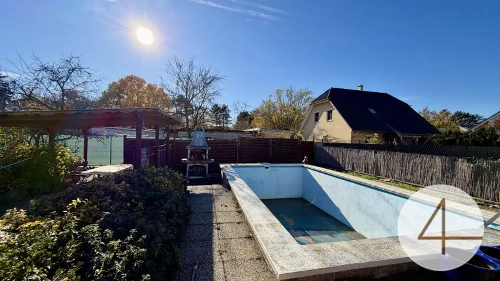 „Traumhaus mit Wintergarten Teich und Pool – Wohnen auf 727 m² in idyllischer Lage“