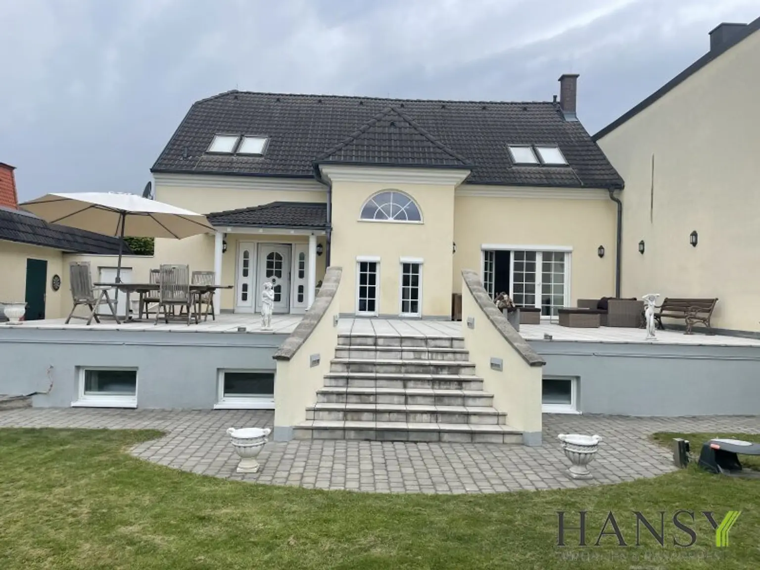 Traum Stilvilla in Tribuswinkel: Modernisiert mit Garten, Garage & 5 Zimmern!