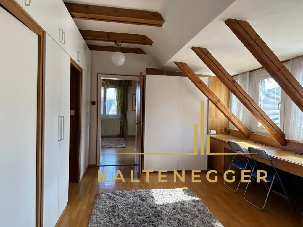 Sonnenbeschienenes Grundstück mit Blick auf die Hohe Wand - ein ländliches Mehrfamilienhaus und ein Einfamilienhaus