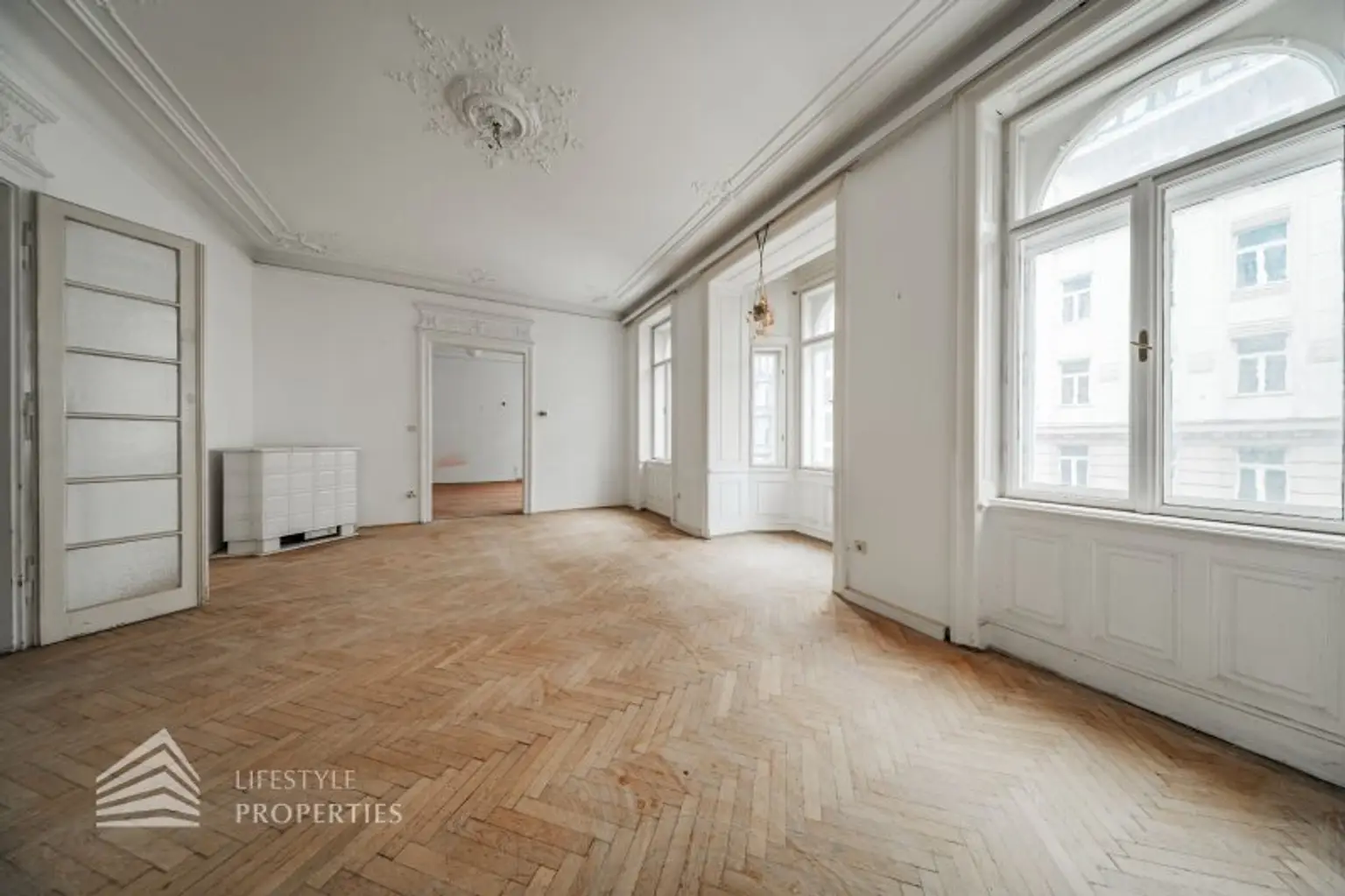 Renovierungsbedürftige 4,5-Zimmer Wohnung in zentraler Lage