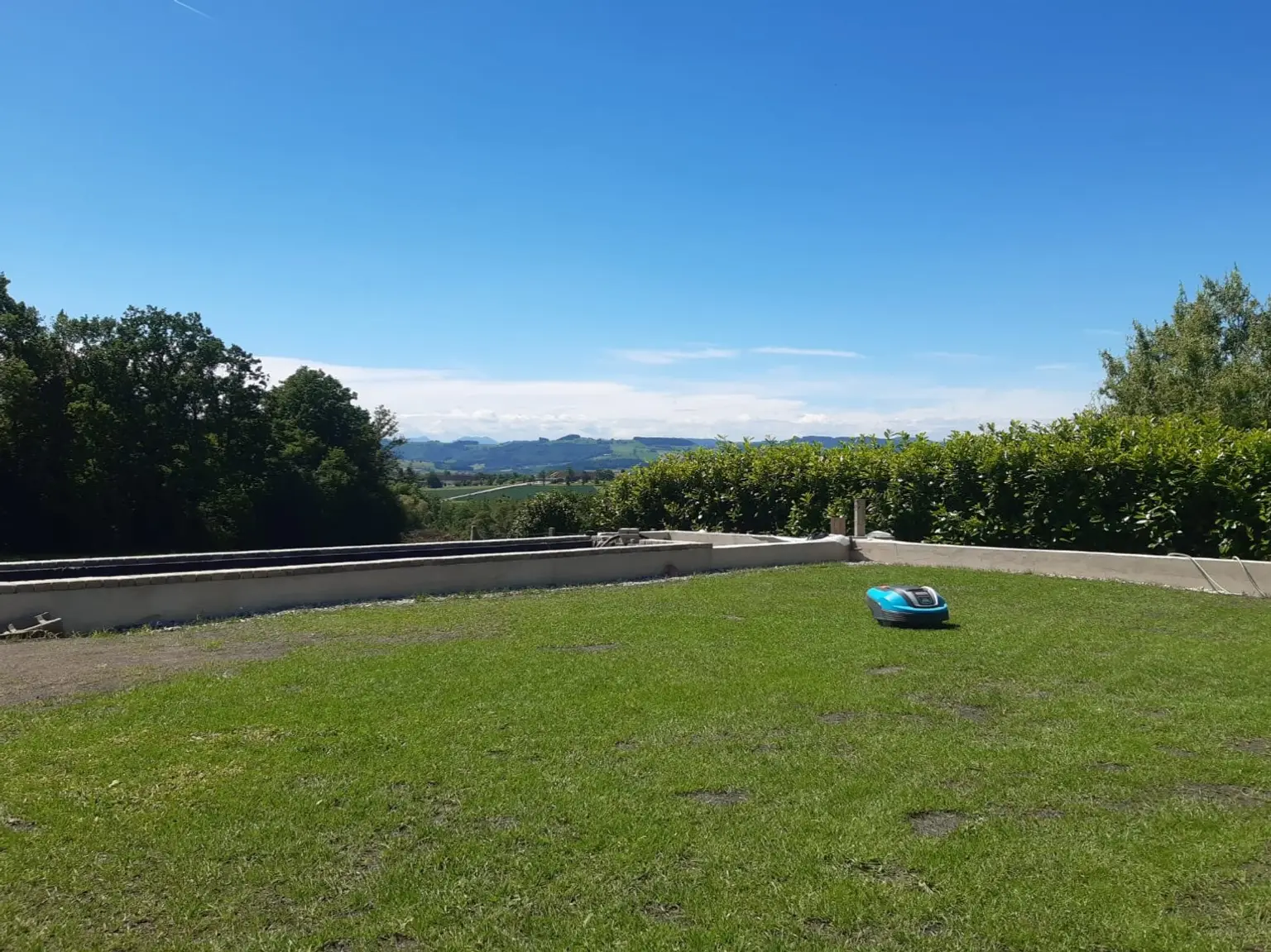 Ausblick vom sonnigen Garten und überdachter Terrasse