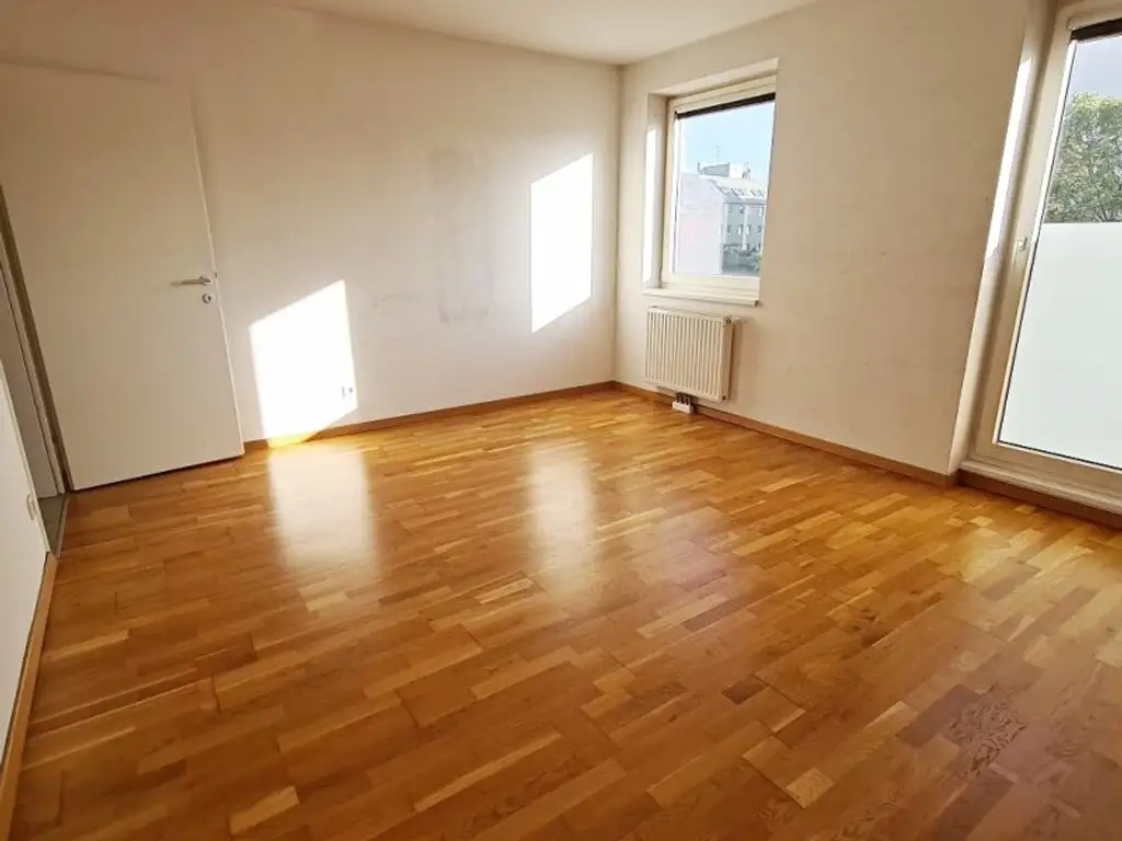 DACHGESCHOSS, gepflegte 103 m2 Neubau mit Loggia und Balkon, Wohnküche, 3 Zimmer, Wannenbad, Parketten, Holbeingasse