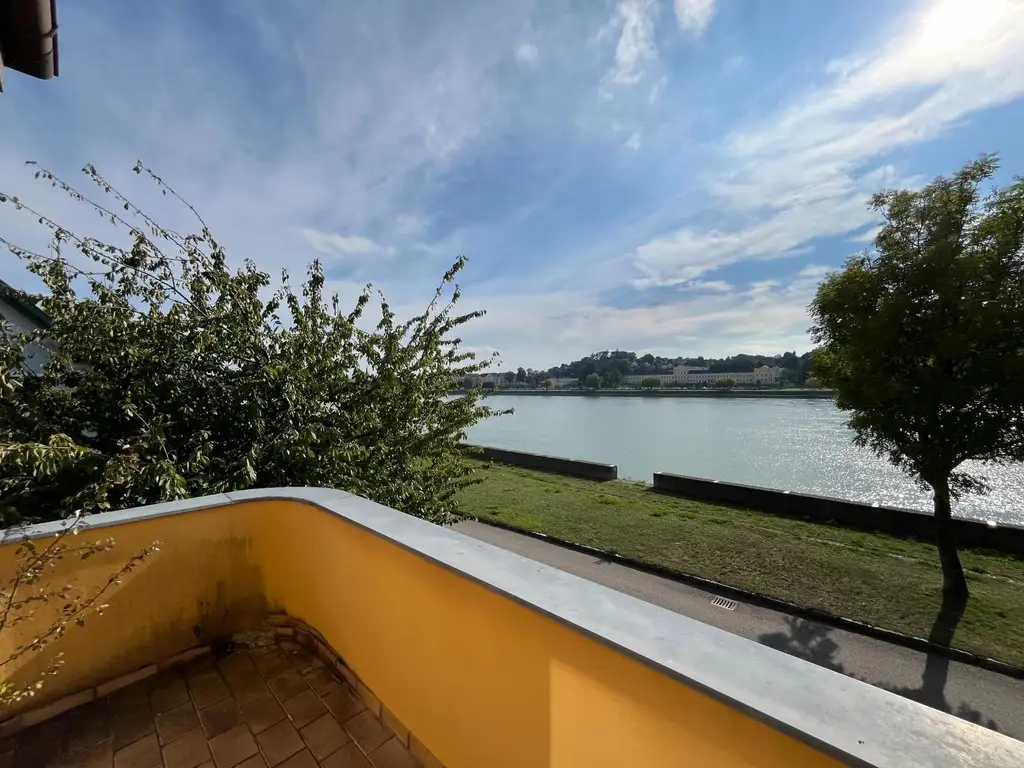 COMING SOON! Idyllisches Haus mit 2 Wohneinheiten in einzigartiger Lage direkt an der Donau möchte aus dem Dornröschenschlaf geweckt werden