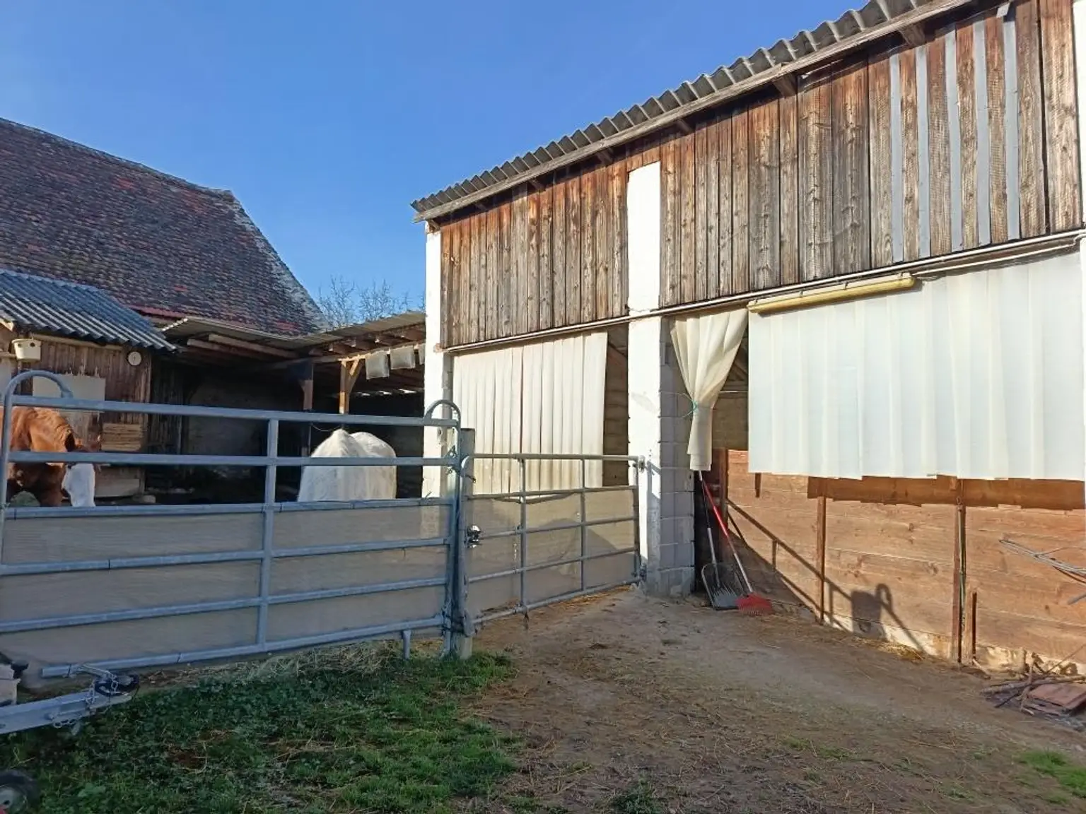 Vielseitiges Wohnhaus mit großzügigem Hof und Nebengebäuden