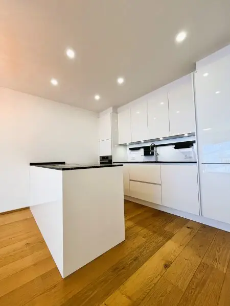 Elegante Miele-Küche mit Markengeräten und Natursteinplatte