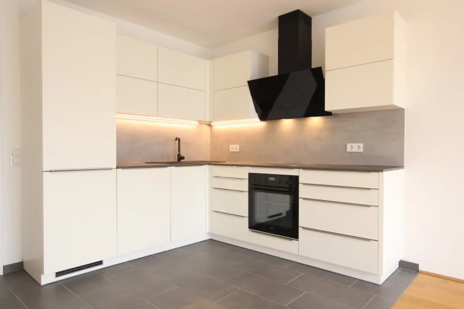 KLIMAANLAGE, SCHWIMMBAD, SCHÖNE TERRASSE MIT ELEKTRISCHER MARKISE, BAUJAHR 2022, GRÜNRUHELAGE KORNEUBURG!!