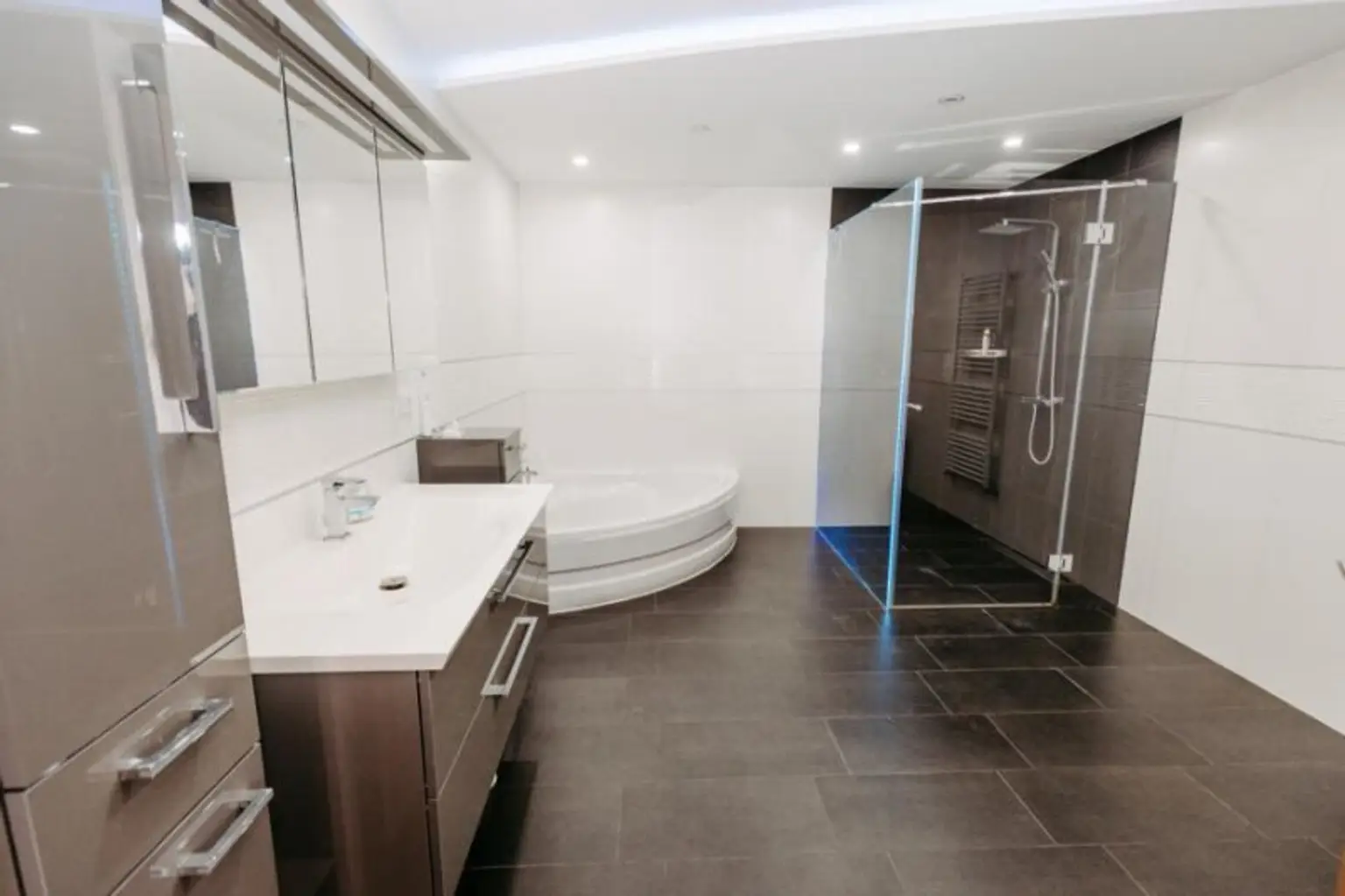 Verträumtes Bauernhaus neu adaptiert (2013) mit Toreinfahrt, Pool, Stadel und Schuppen