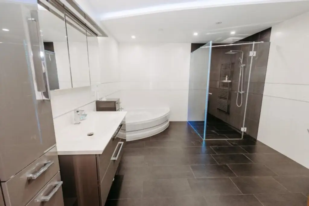 Verträumtes Bauernhaus neu adaptiert (2013) mit Toreinfahrt, Pool, Stadel und Schuppen