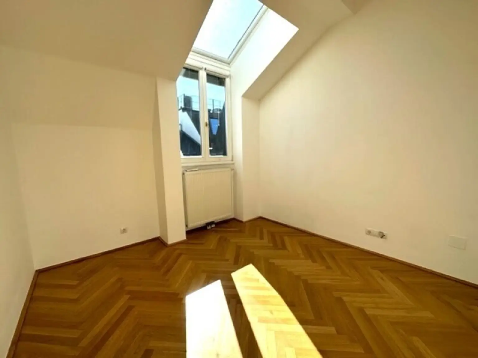 BÖRSE-NÄHE, klimatisiertes 98 m2 Dachgeschoss mit 9 m2 Terrasse, 3 Zimmer, Extraküche, 2 Bäder, Gonzagagasse