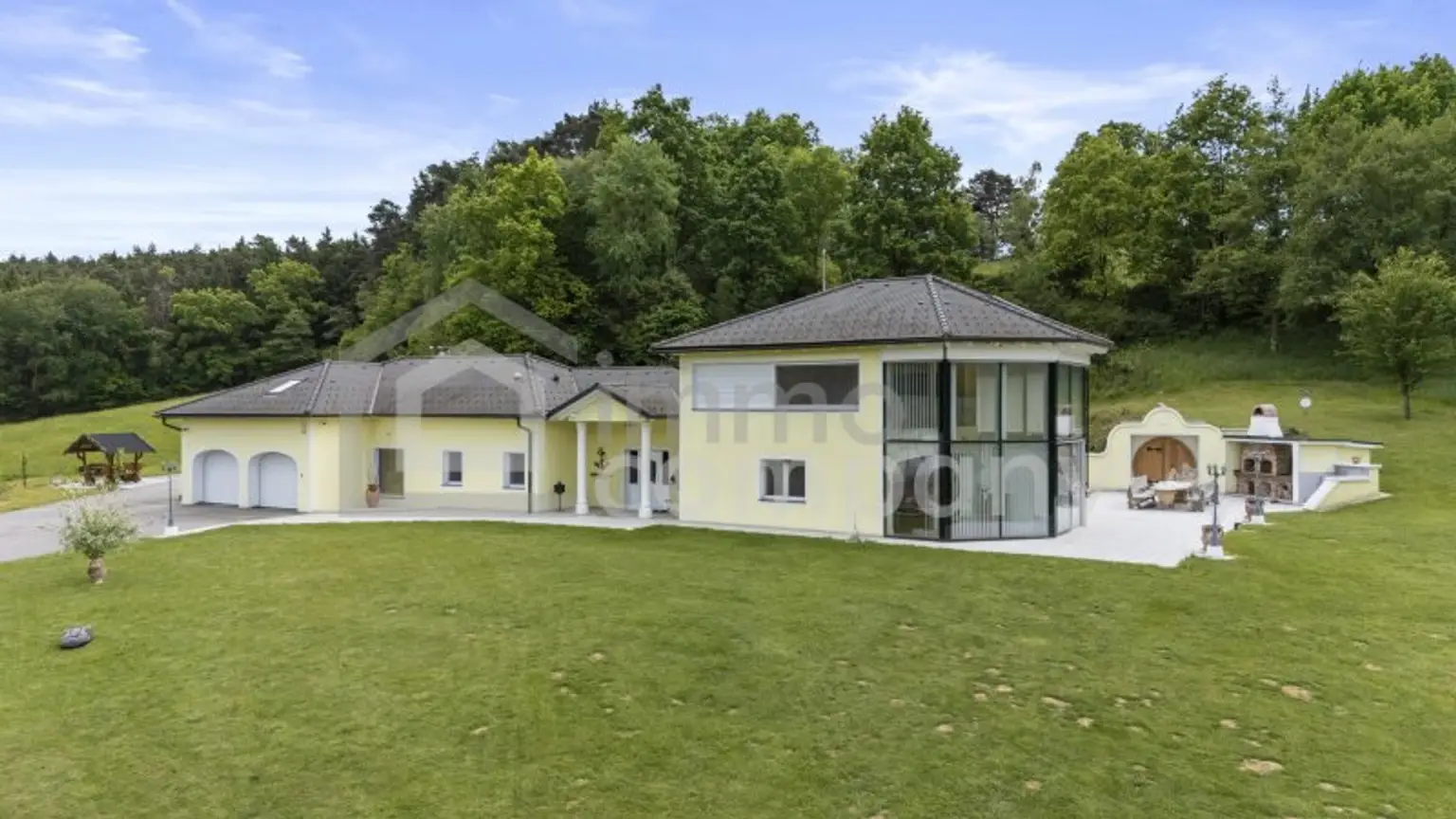 Modernes Wohnparadies in Alleinlage mit Gästehaus, Halle, Weinkeller & mehr – ca. 62.000 m² Grundstück - davon ca. 10.000 m² Bauland!!
