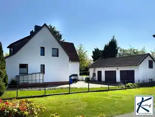 Haus und Nebengebäude