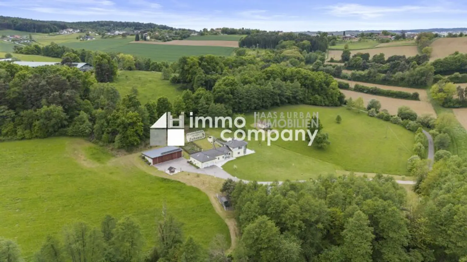 Modernes Wohnparadies in Alleinlage mit Gästehaus, Halle, Weinkeller & mehr – ca. 62.000 m² Grundstück - davon ca. 10.000 m² Bauland!!