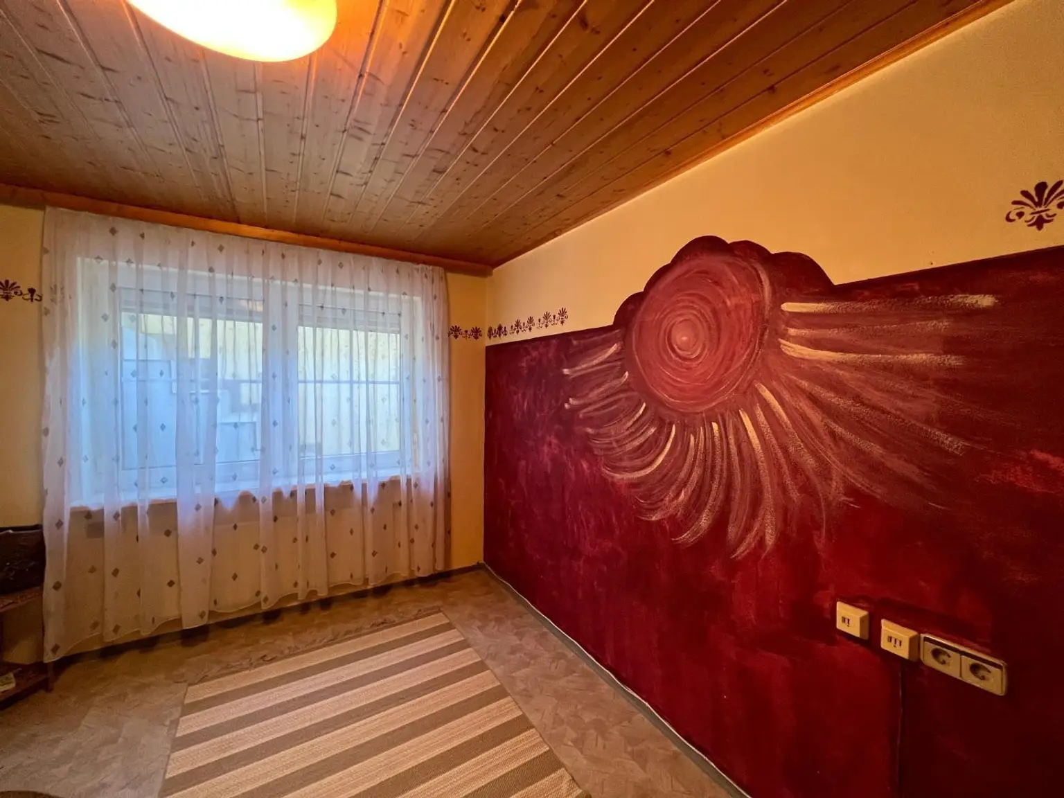 Charmantes Zweifamilienhaus mit idyllischem Naturpool