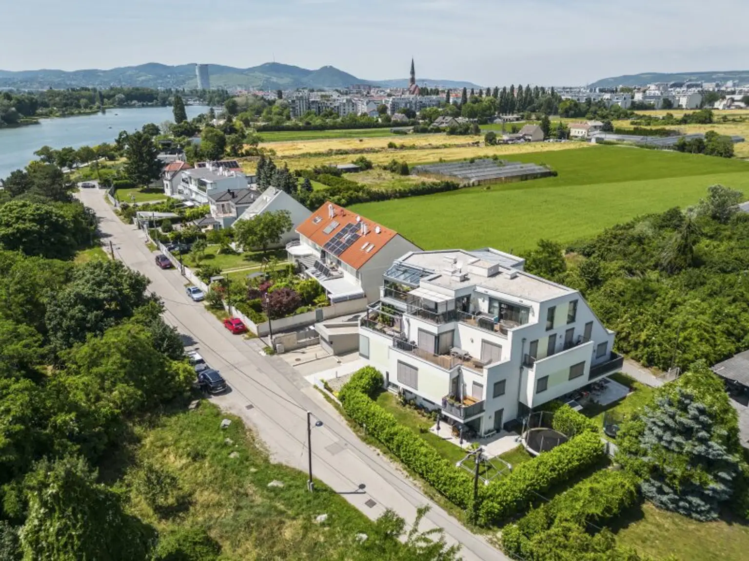 Rarität und Wohntraum! Dachgeschosswohnung mit südwestseitiger Terrasse an der oberen Alten Donau auf Eigengrund! Garagenplatz inkludiert