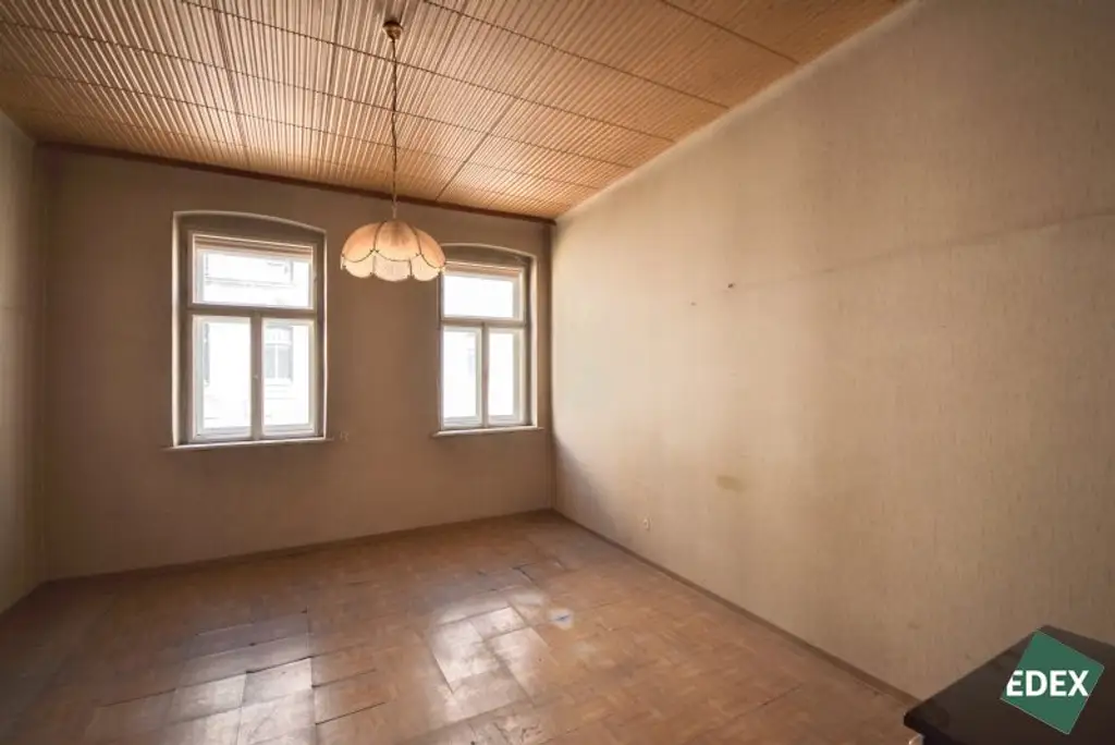 Sanierungsbedürftige 2-Zimmer-Altbau mit Potenzial