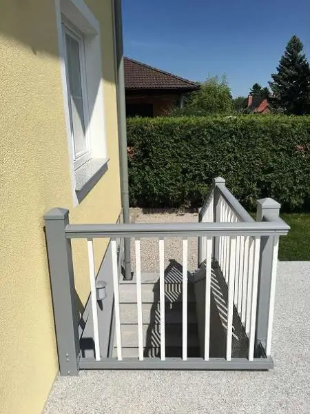 Blick zum Untergeschosseingang