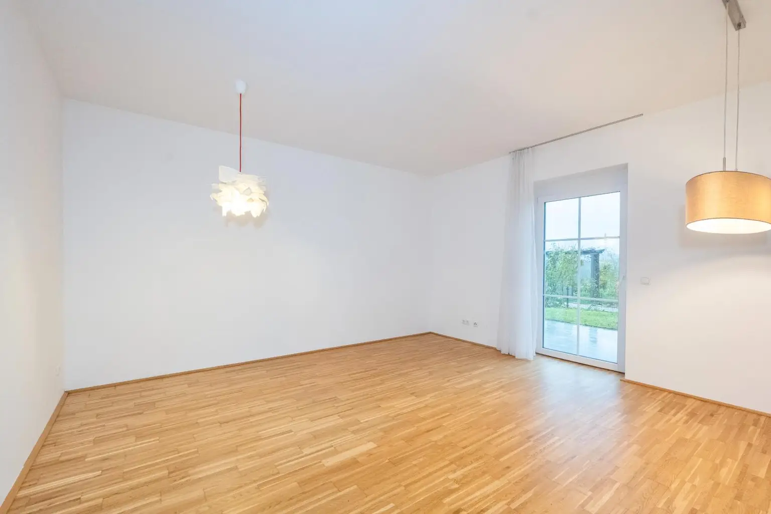 93,78 m² WOHNFLÄCHE – 72,32 m² GARTEN/TERRASSE – SOFORT VERFÜGBAR! Moderne Erdgeschosswohnung mit Garten/Terrasse und Parkplatz in zentraler Ruhelage!