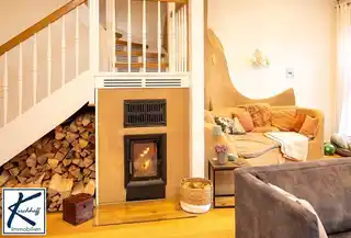 Kamin und Ofenbank
