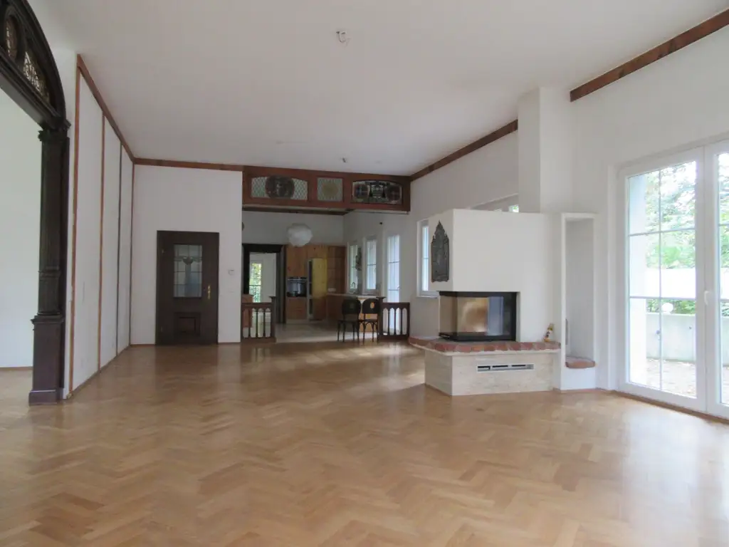 REPRÄSENTATIVE VILLA MIT BLICK IN DEN SCHLOSSPARK