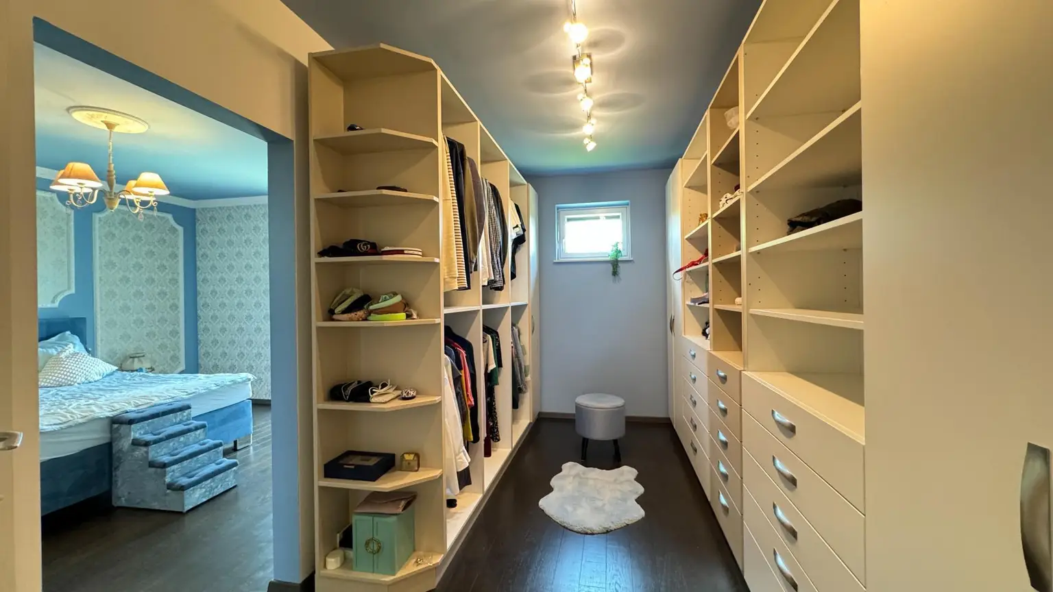 Begehbarer Schrank