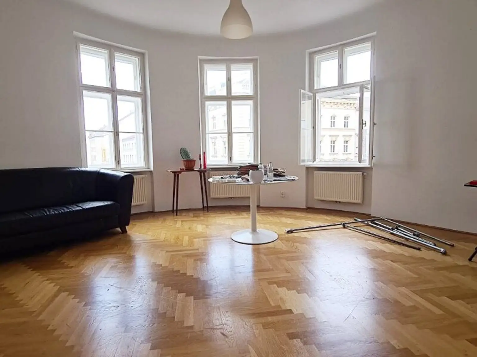 SIEBENBRUNNENPLATZ, gepflegte 85 m2 Altbau, 3 Zimmer, Küche, Wannenbad, Parketten, WG-geeignet, Reinprechtsdorfer Straße