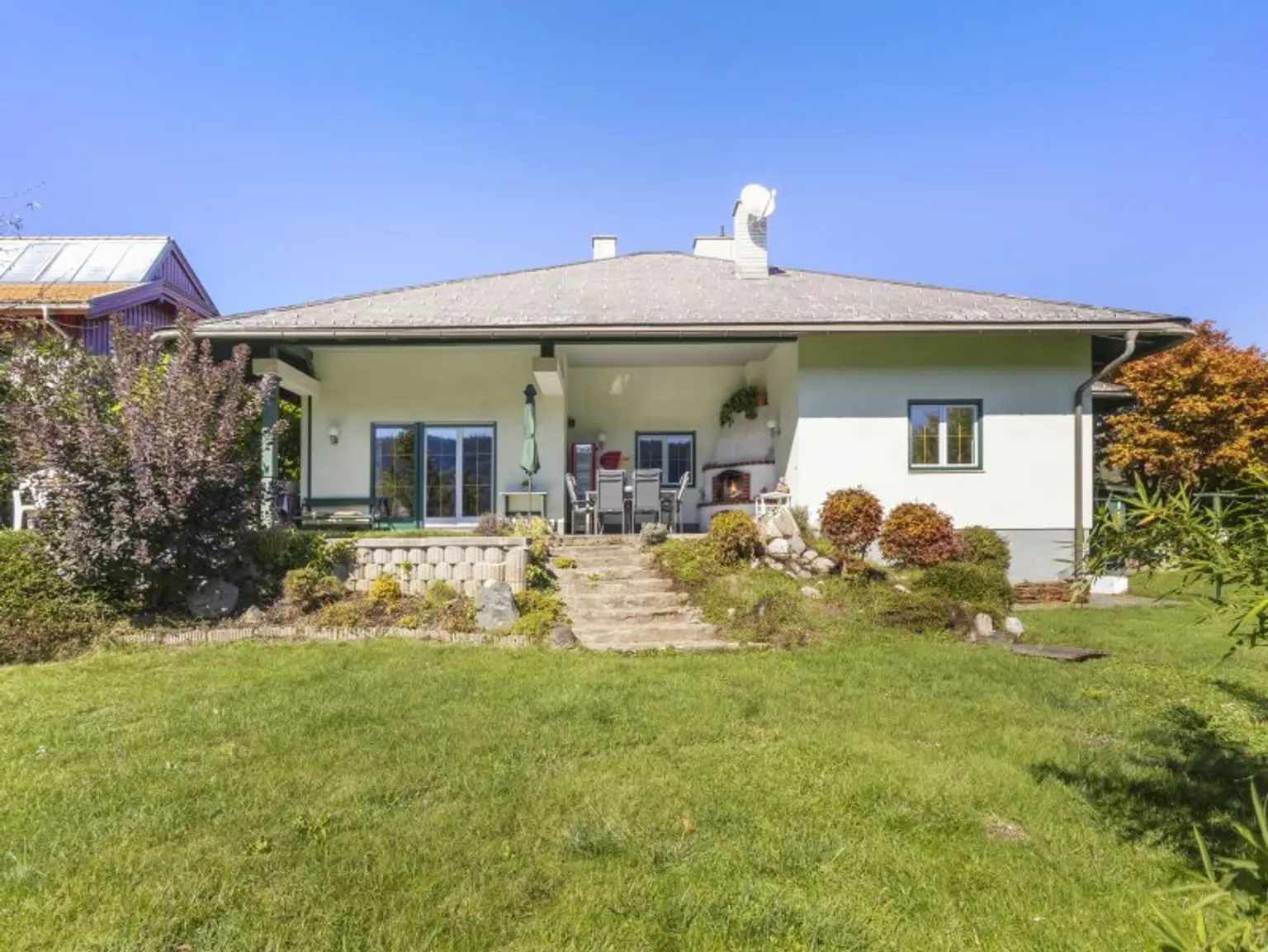Charmanter und schöner 130m² Architekten-Bungalow in Keutschach Nähe Rauschelesee in Aussichtslage
