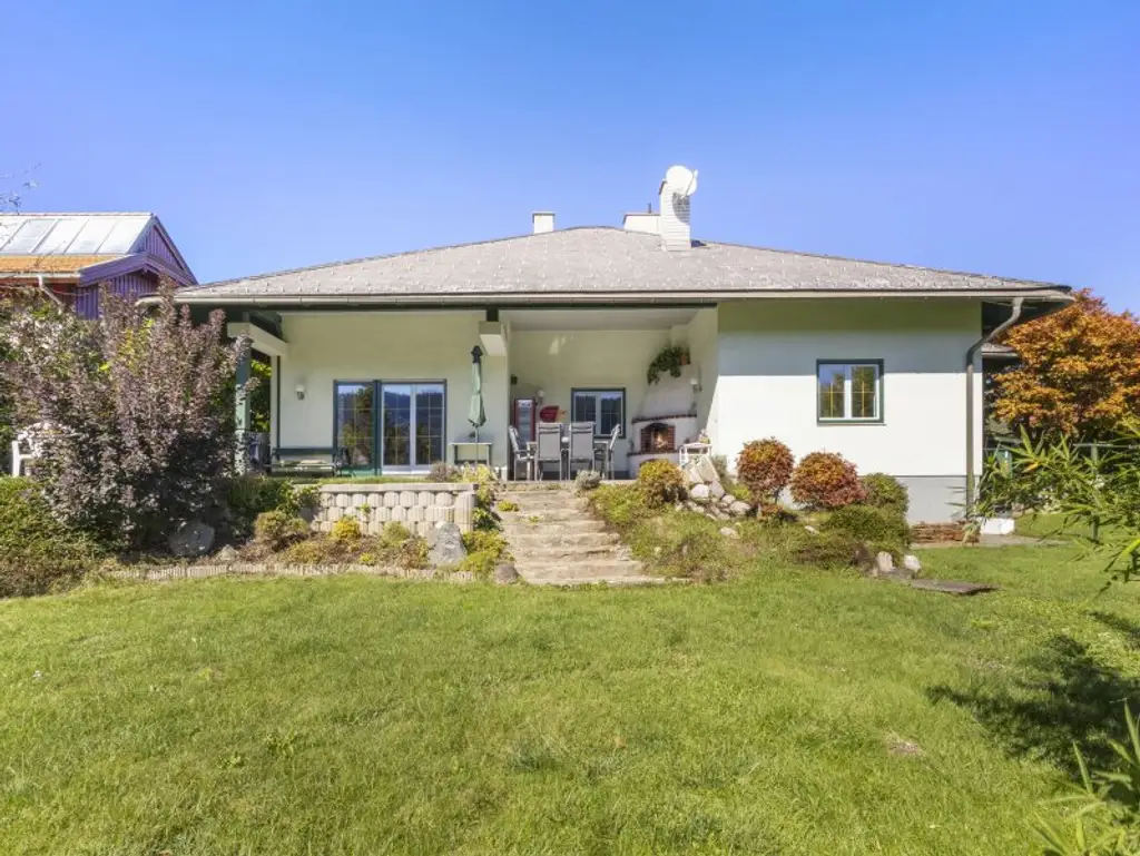 Charmanter und schöner 130m² Architekten-Bungalow in Keutschach Nähe Rauschelesee in Aussichtslage