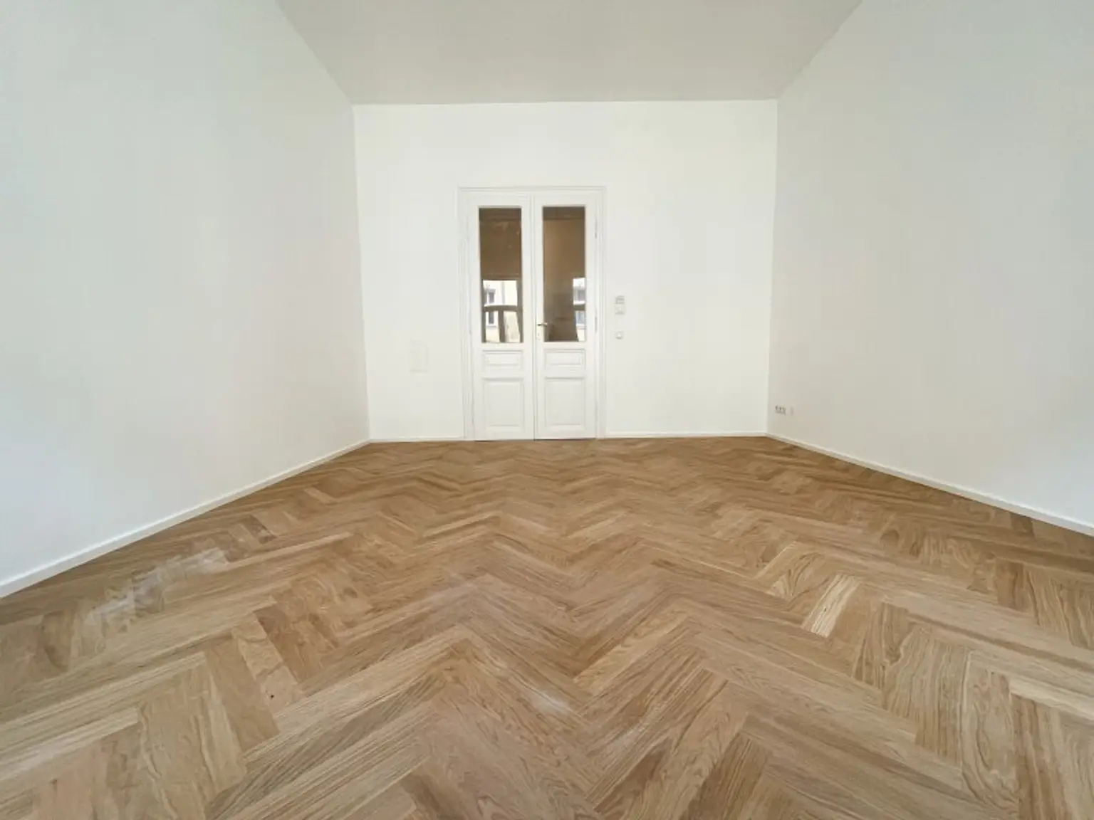 HISTORISCHES ZINSHAUS: wunderschön sanierte 2-Zimmer-Altbauwohnung