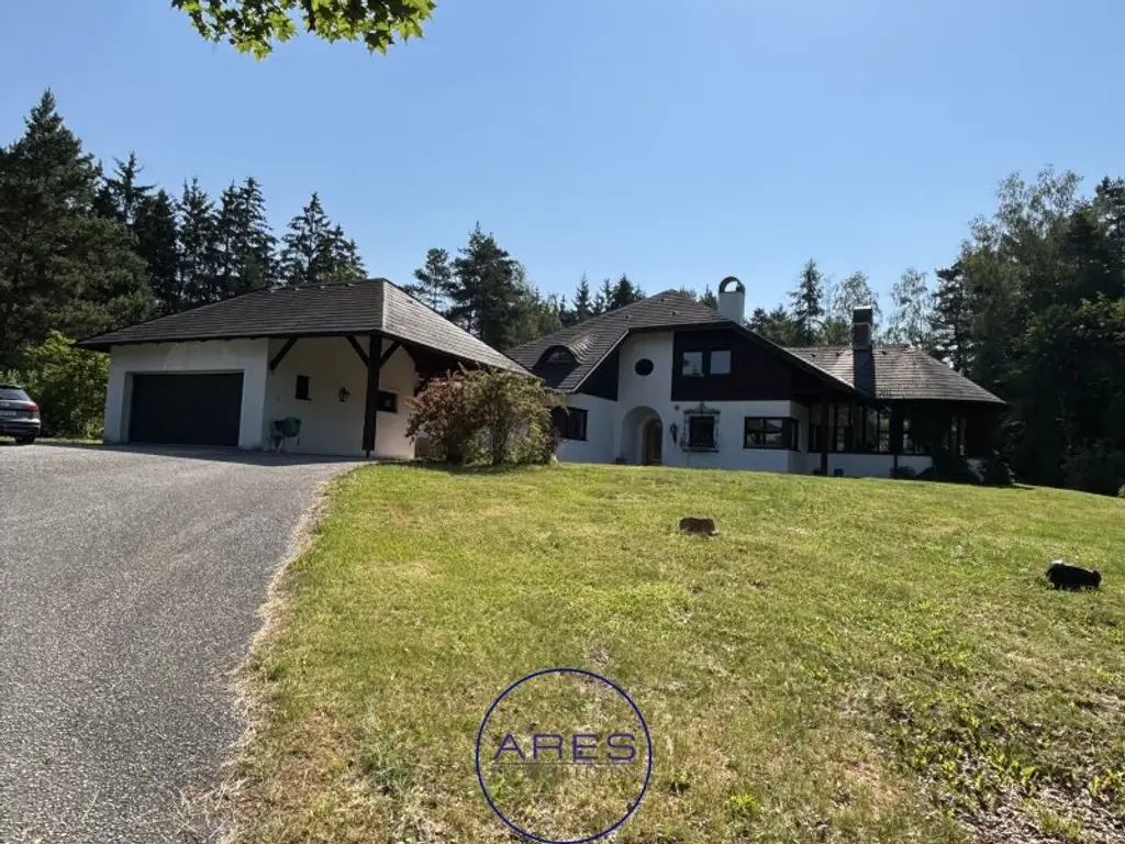 Villa mit Teich in Einzellage mit arrondierten ca. 5,6 ha großen Eigengrund