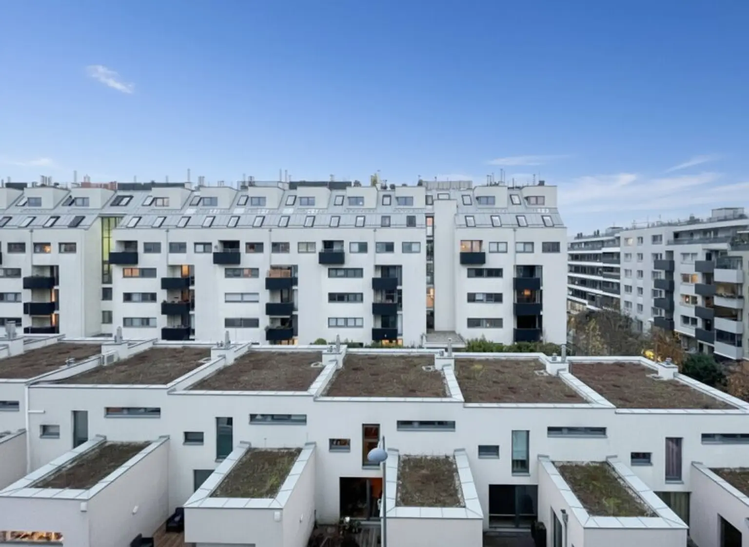 U3 Kendlerstraße: helle ruhige klimatisierte 2-Zimmer-Dachgeschosswohnung mit Loggia/Balkon