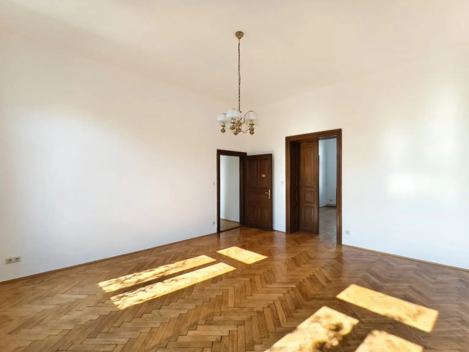 großes Zimmer gartenseitig