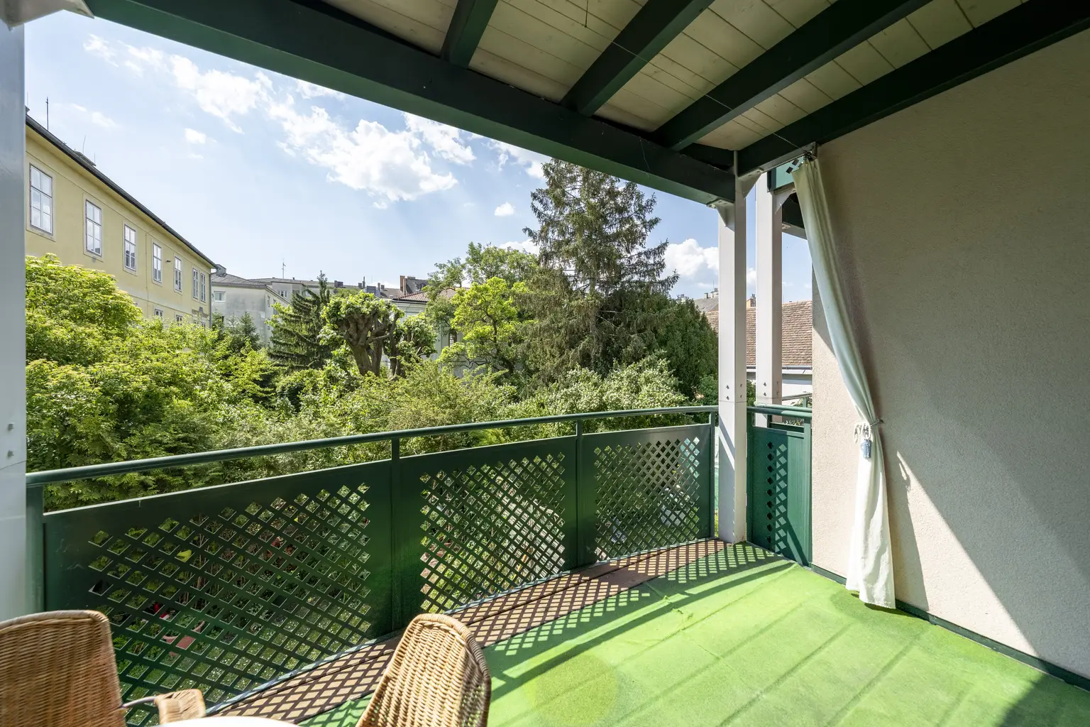 ++ Ruheoase im Zemtrum:  Barrierefreie 2-Zimmer-Wohnung mit Balkon, Grünblick und Tiefgaragenplatz ++
