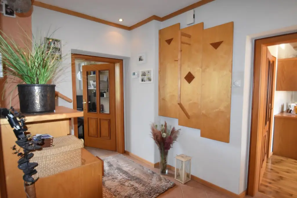 Wohnhaus mit Wintergarten, schönem Garten und Pool im Mostviertel