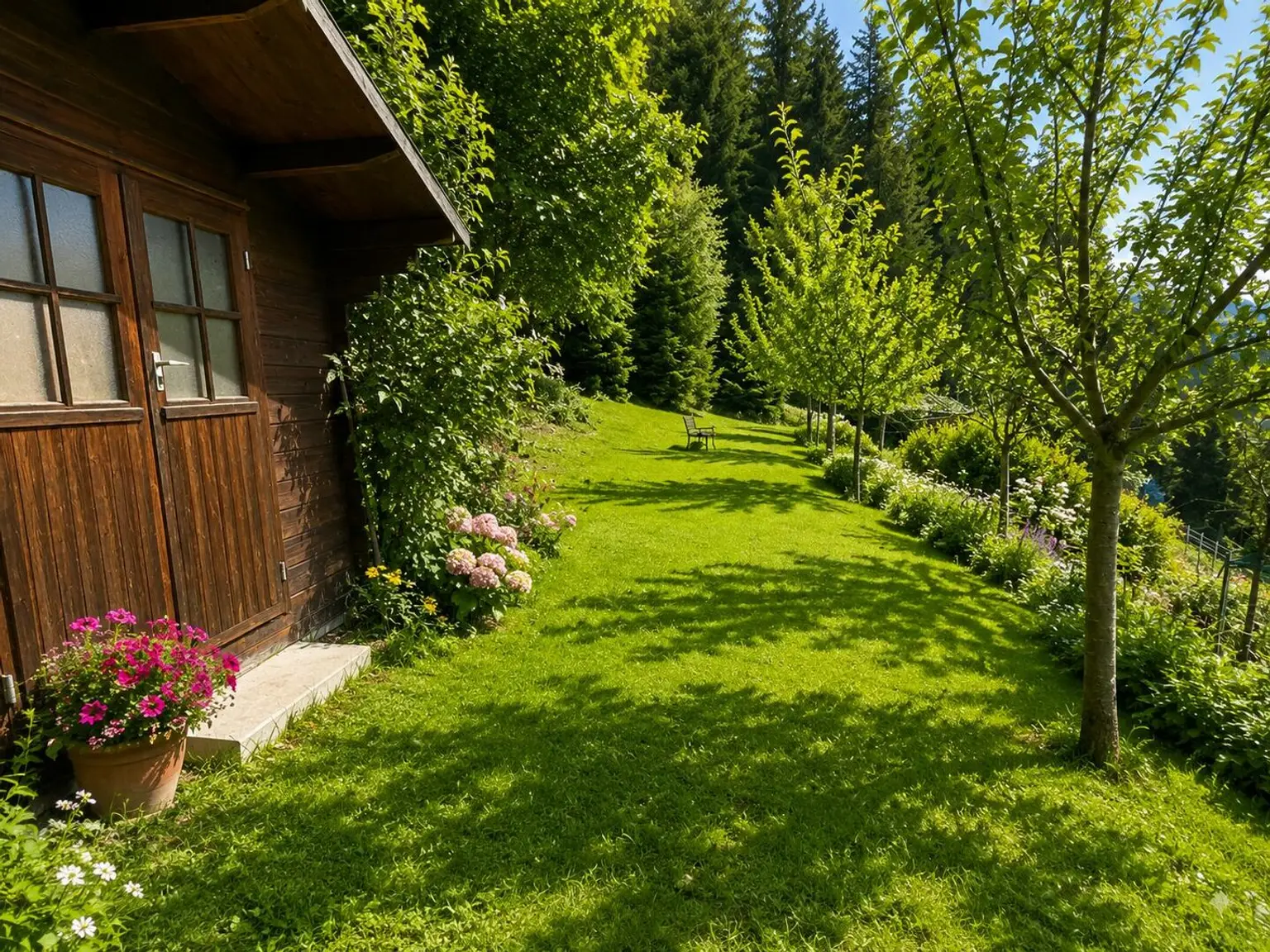 Sommergarten mit Holzschuppen
