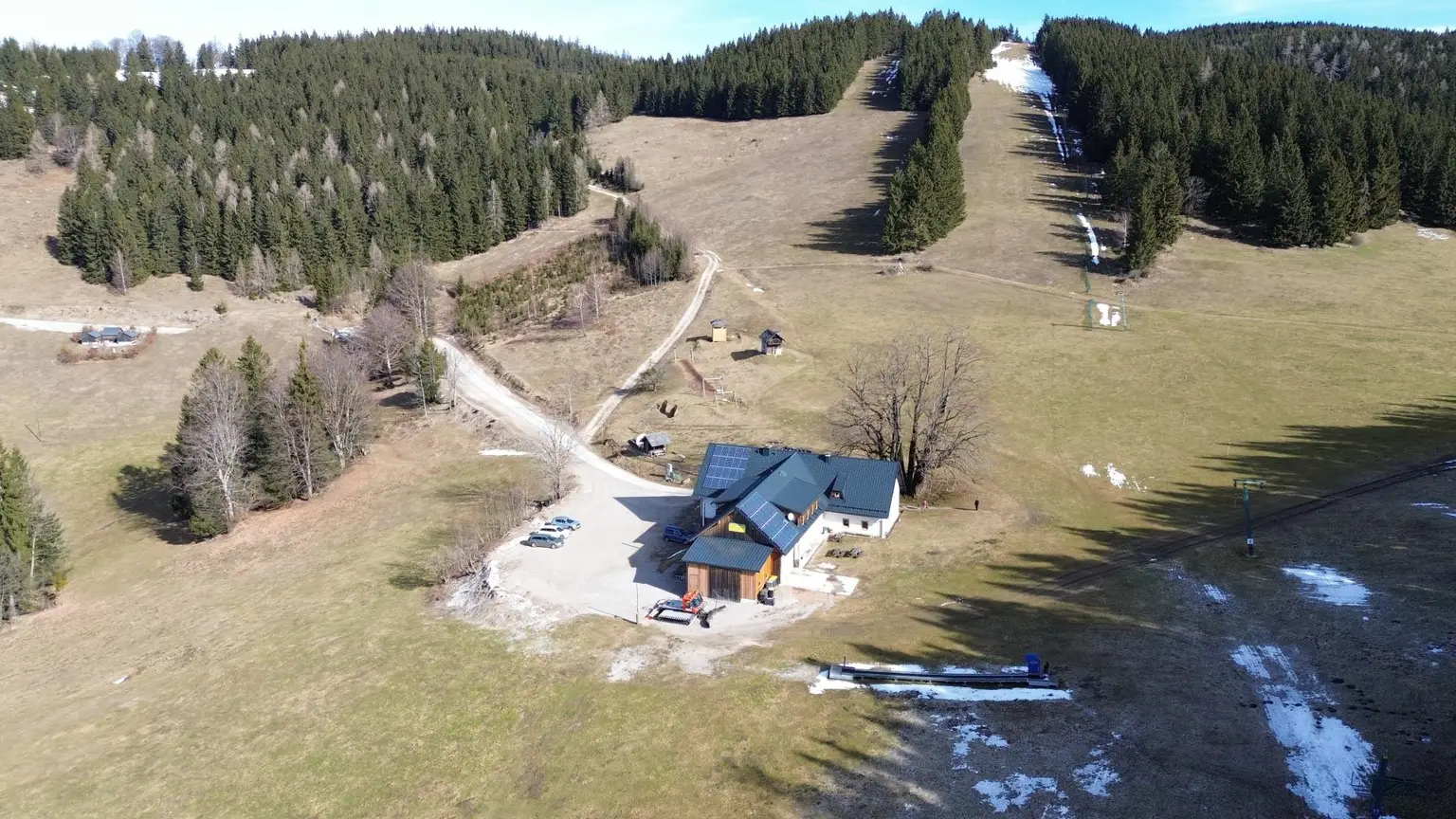 zahlreiche Wanderwege und Pisten