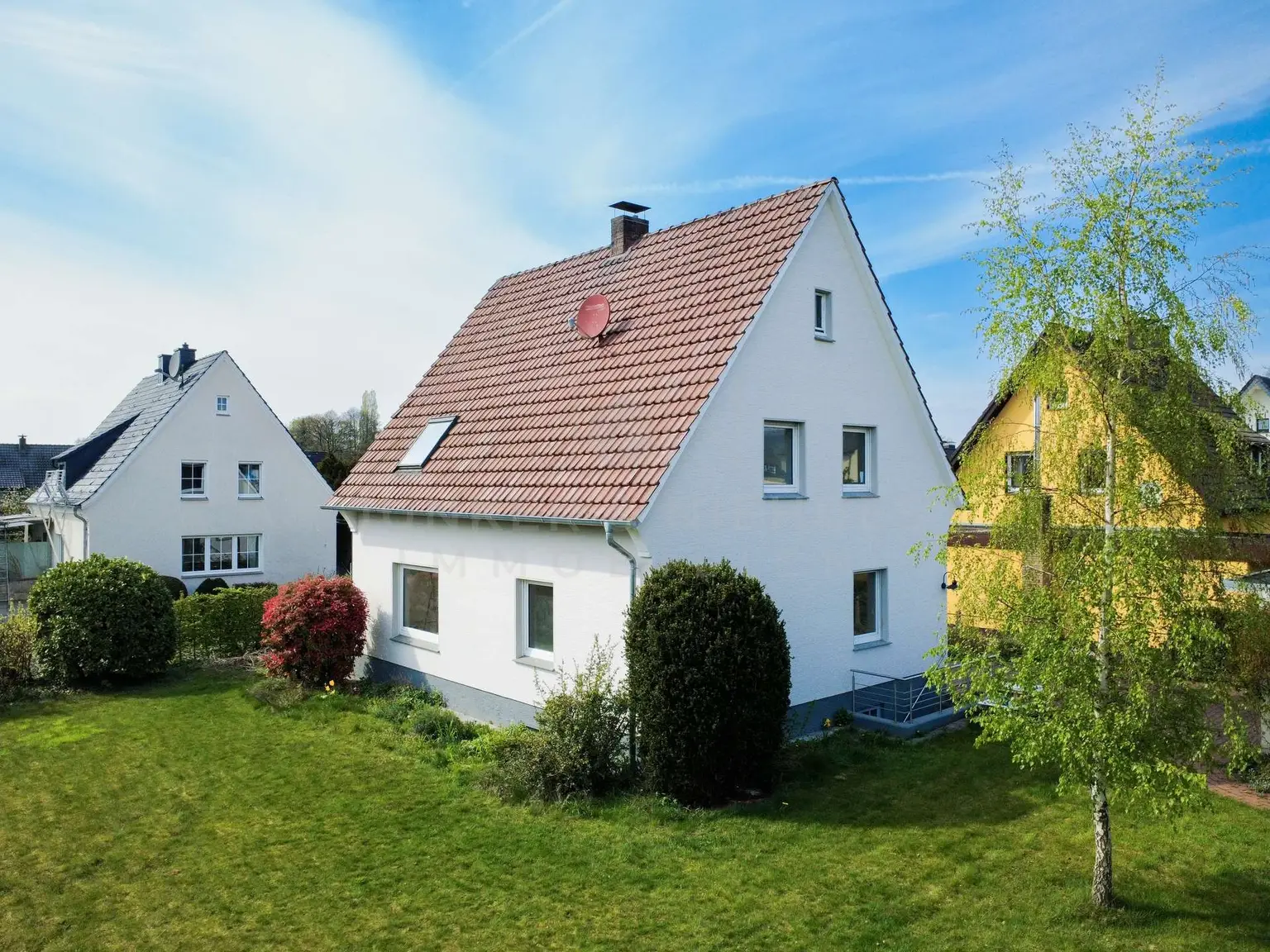 Hausansicht mit Garten