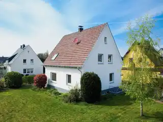 Hausansicht mit Garten