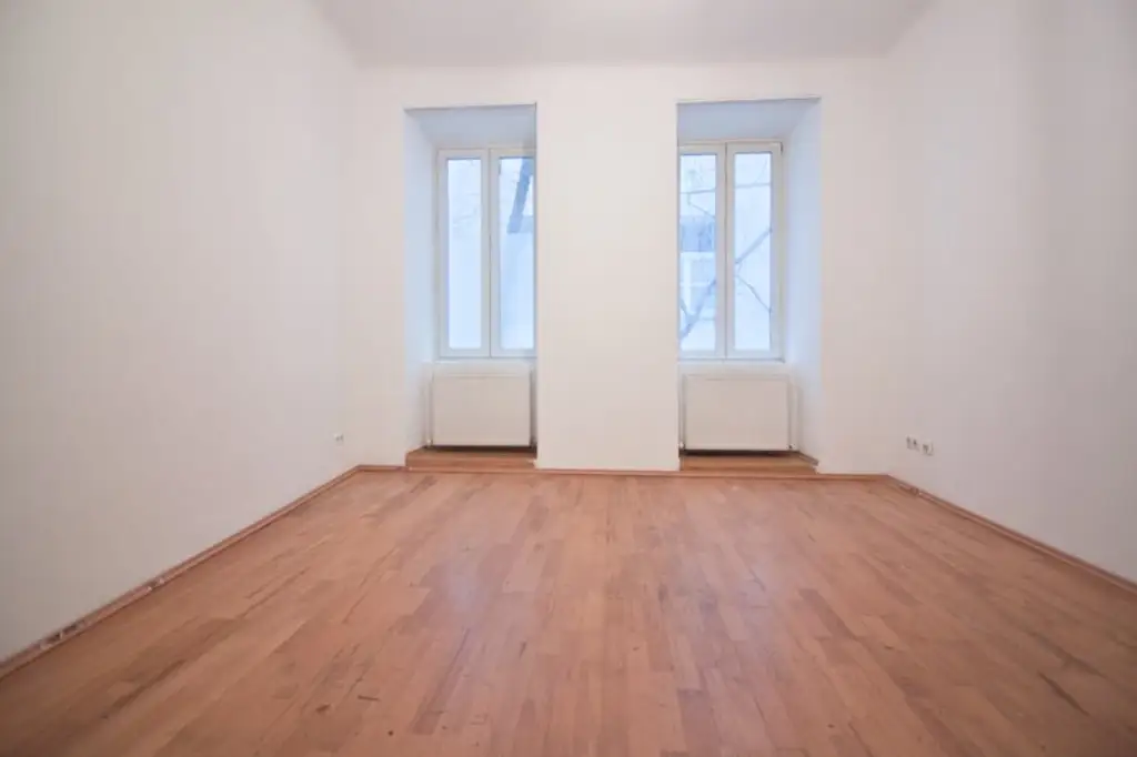 Sanierungsbedürftig | 3 Zimmer Altbau-Wohnung | ruhige Innenhoflage | zentral begehbar