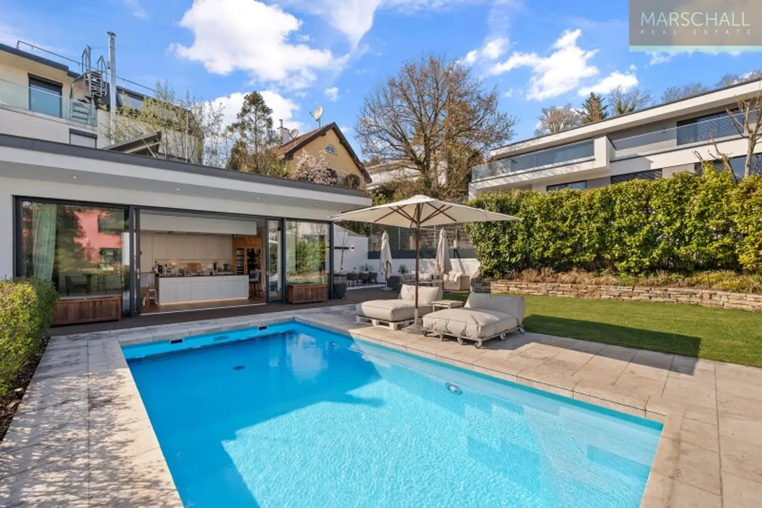 Ruhiger, sonniger Garten mit Pool und Blick in die Küche