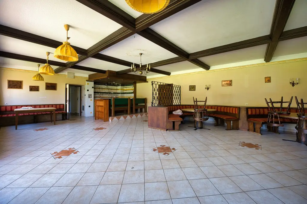 Reiterhof. Vierkanter. Wirtshaus. Zimmervermietung. Wohnungen. Natur.