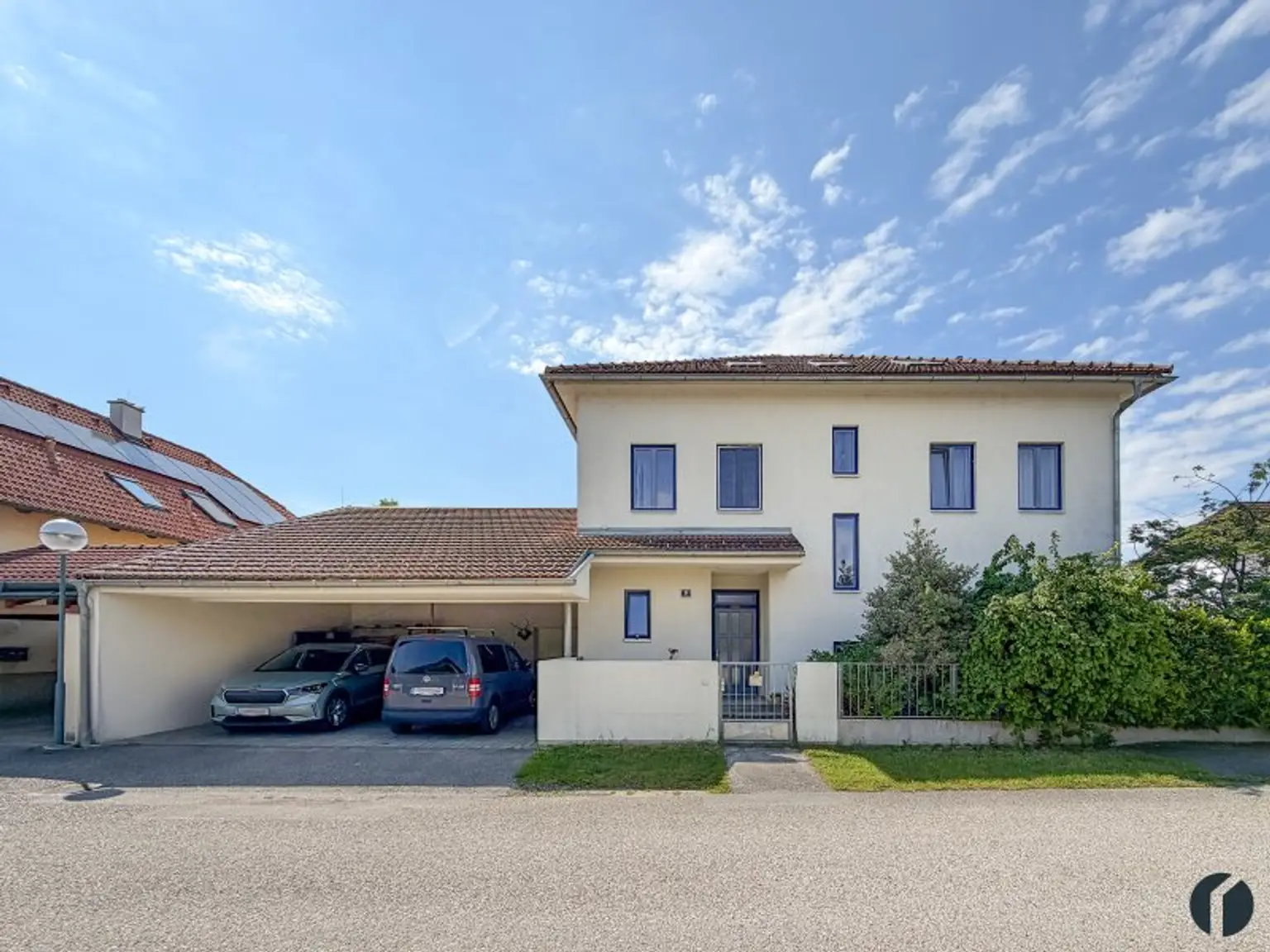 Hausansicht von der Straße aus