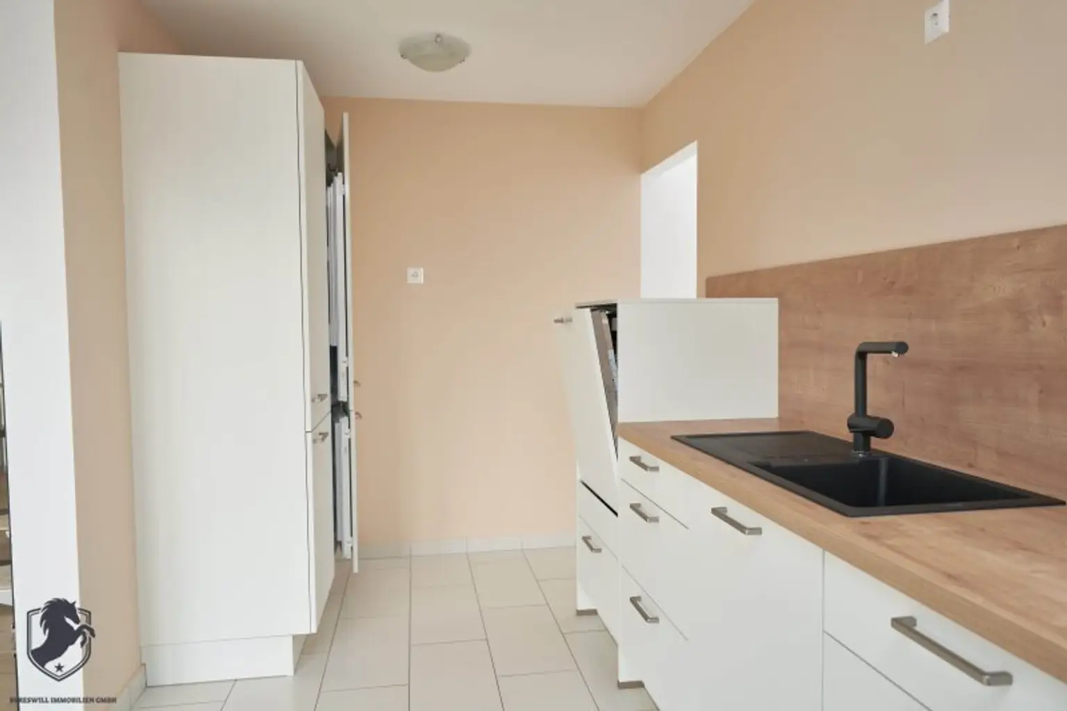 Außergewöhnliche Villa mit drei Wohneinheiten, Gewerbeeinheit & teilbarem Grundstück