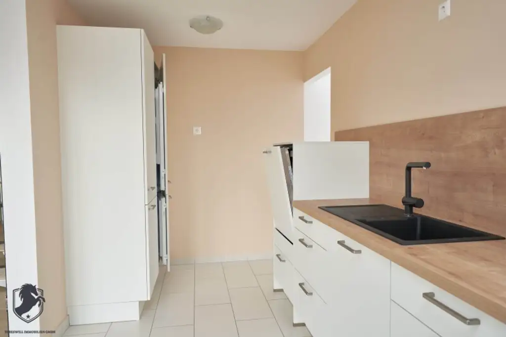 Außergewöhnliche Villa mit drei Wohneinheiten, Gewerbeeinheit & teilbarem Grundstück