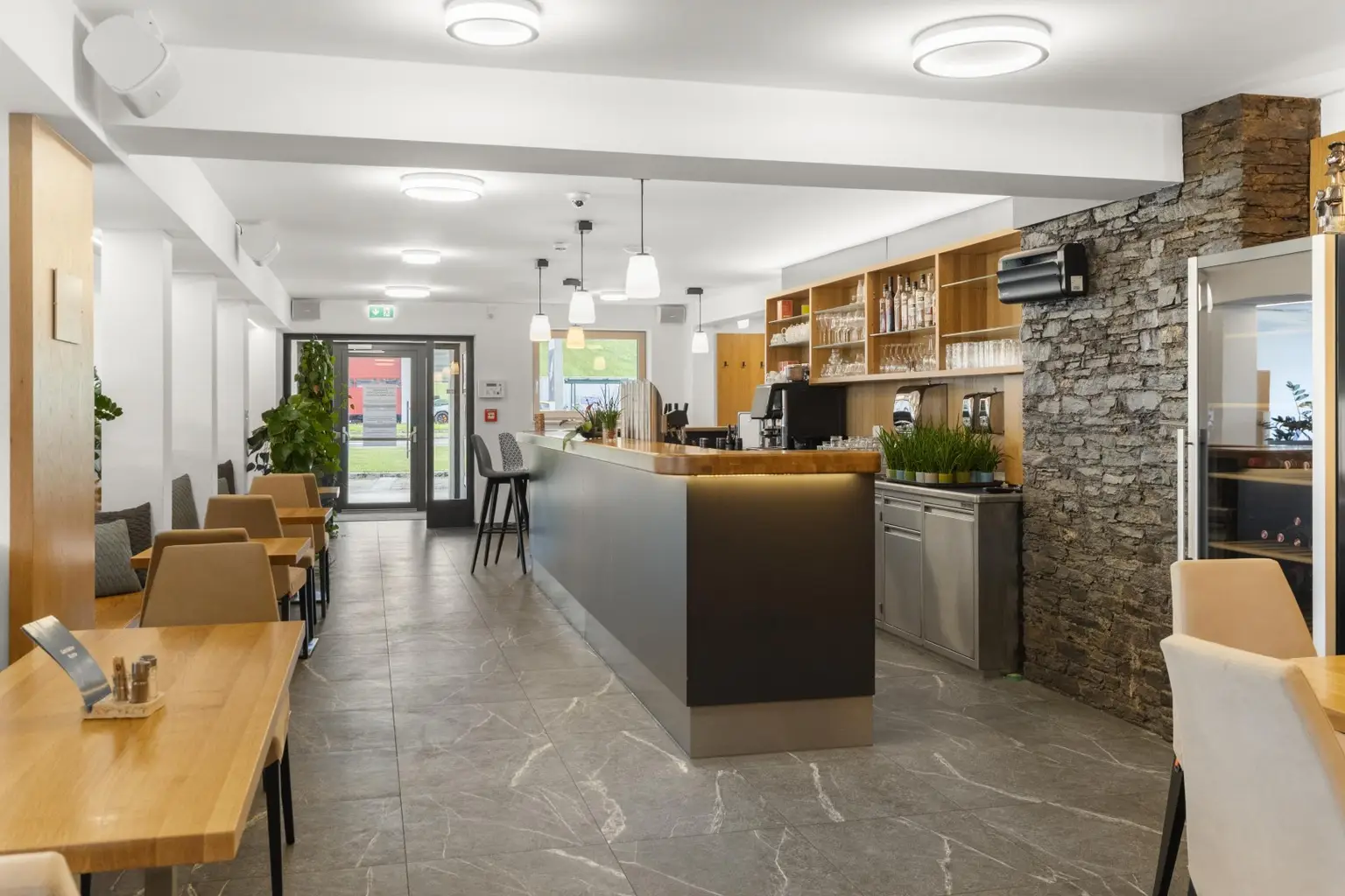 DAS HUNNENBRUNN - hochinteressantes Restaurant und 2 großzügige Wohnungen