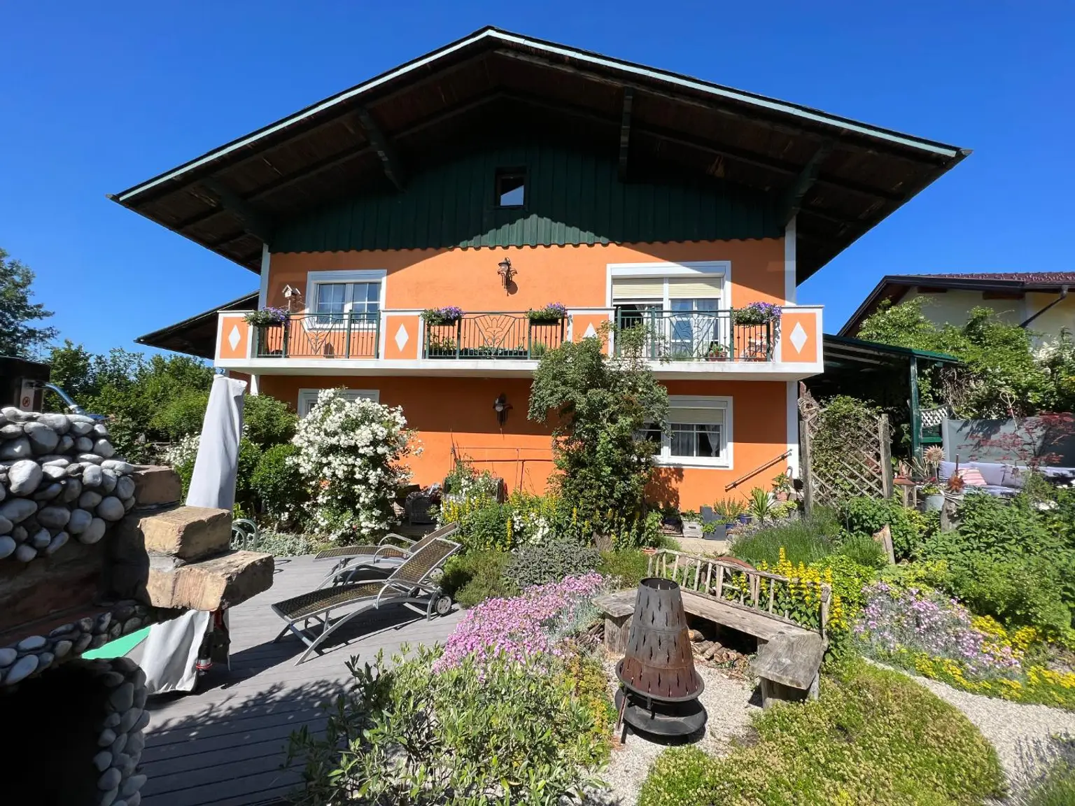 Charmantes Zweifamilienhaus mit idyllischem Naturpool