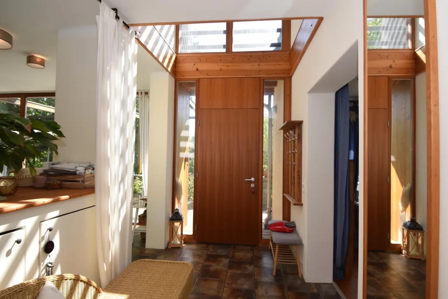 großzügiger, heller Eingangsbereich